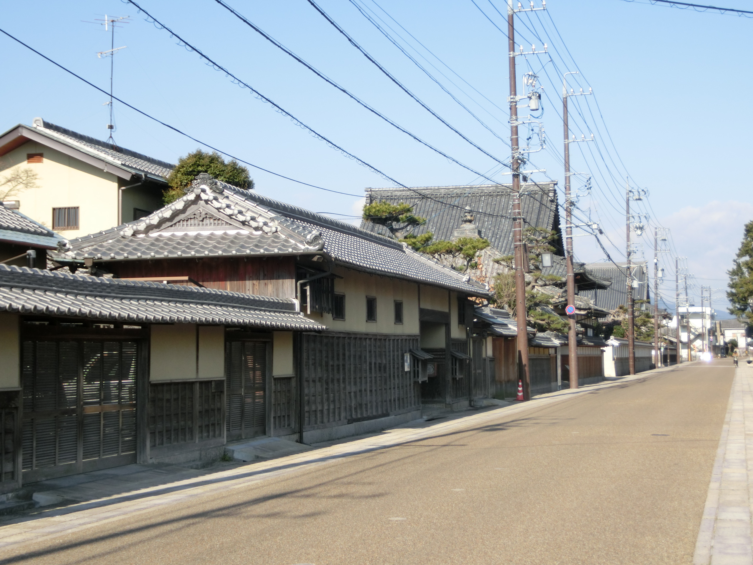 Edo era machiya townhouses lining a narrow street in the Jinaimachi district