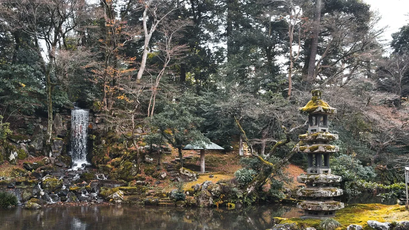 Kotoji stone lantern in Kenrokuen garden, Kanazawa, in morning mist