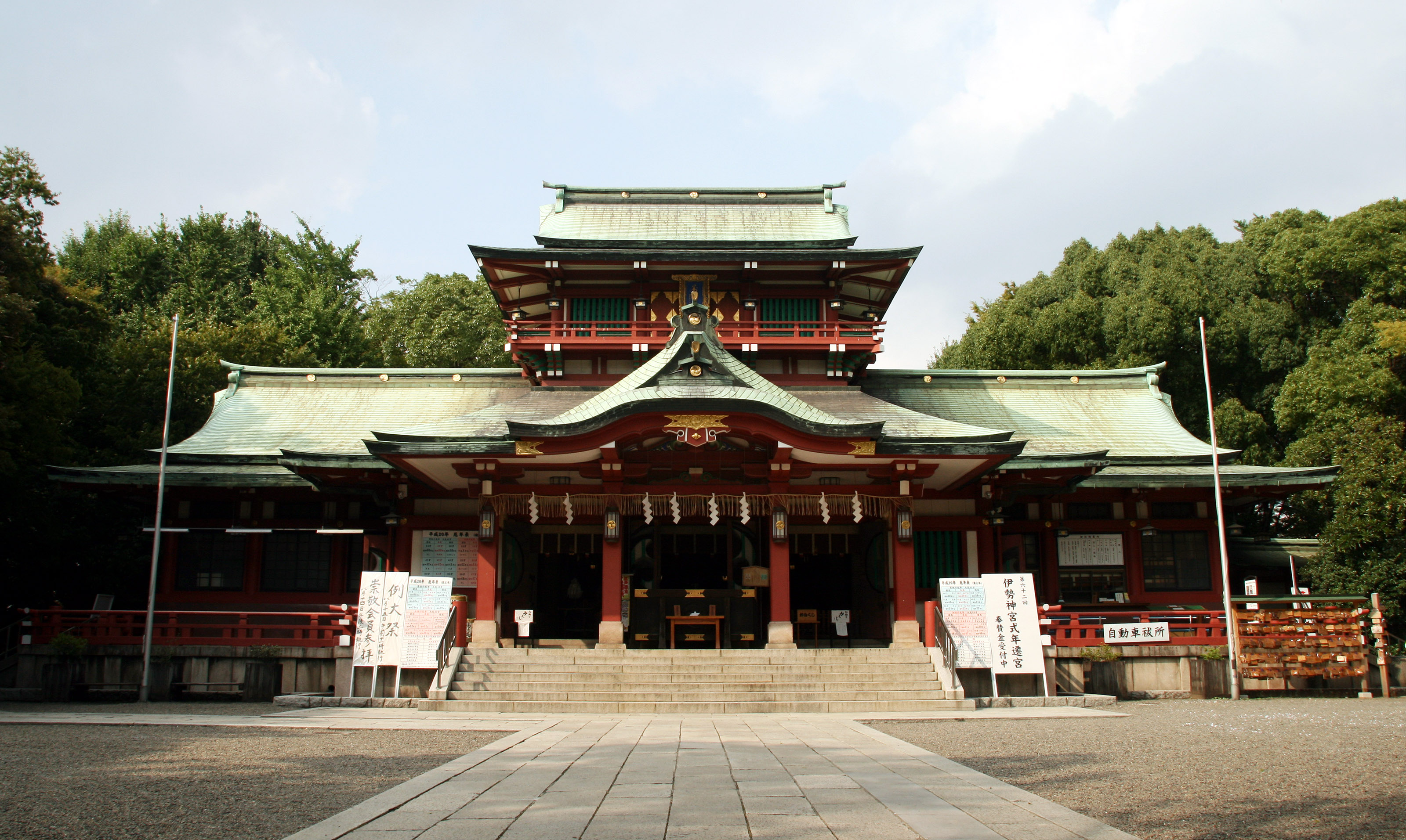 Tomioka Hachiman-gu shrine with yokozuna stones