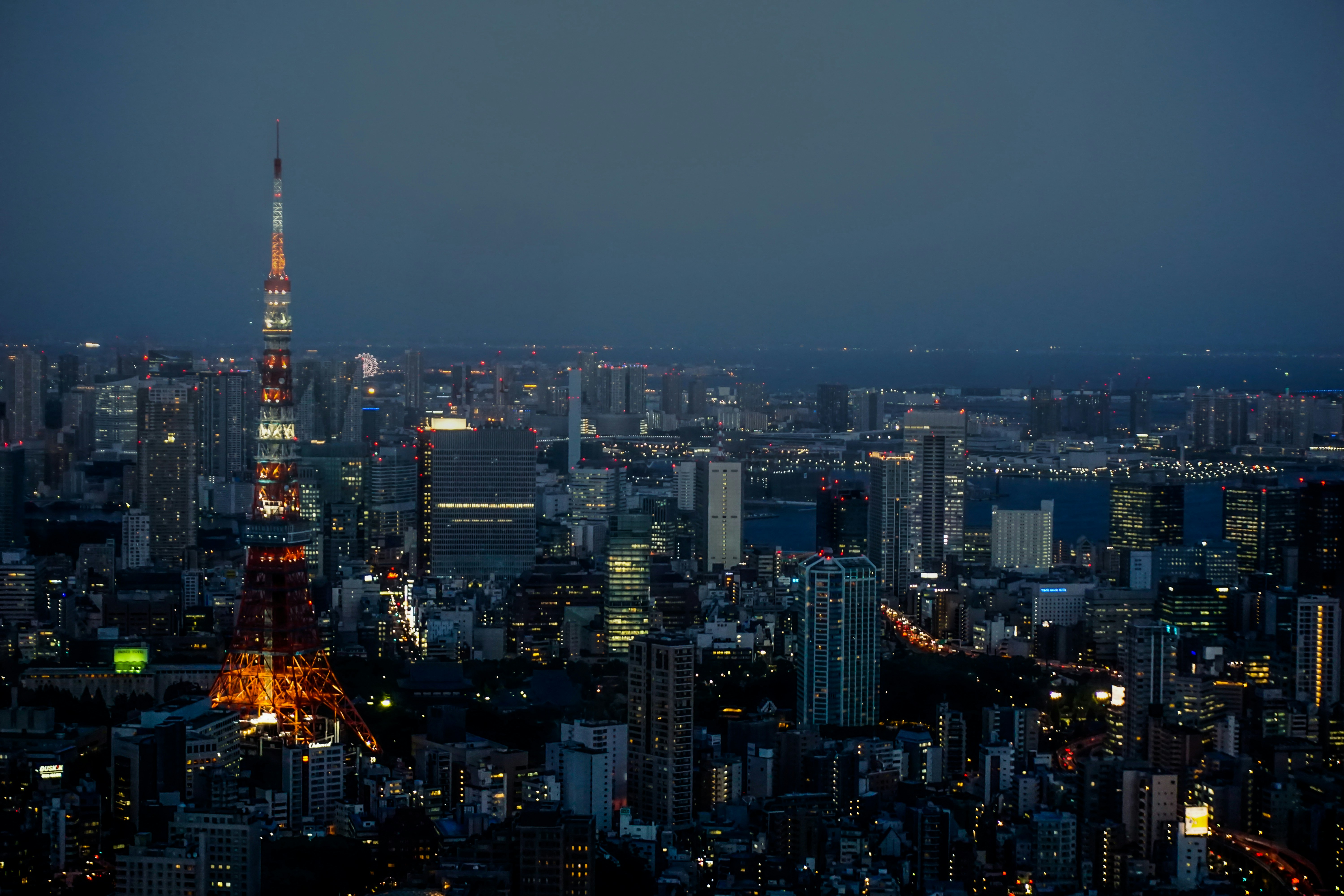 Mori Tower met Tokyo Tower op achtergrond