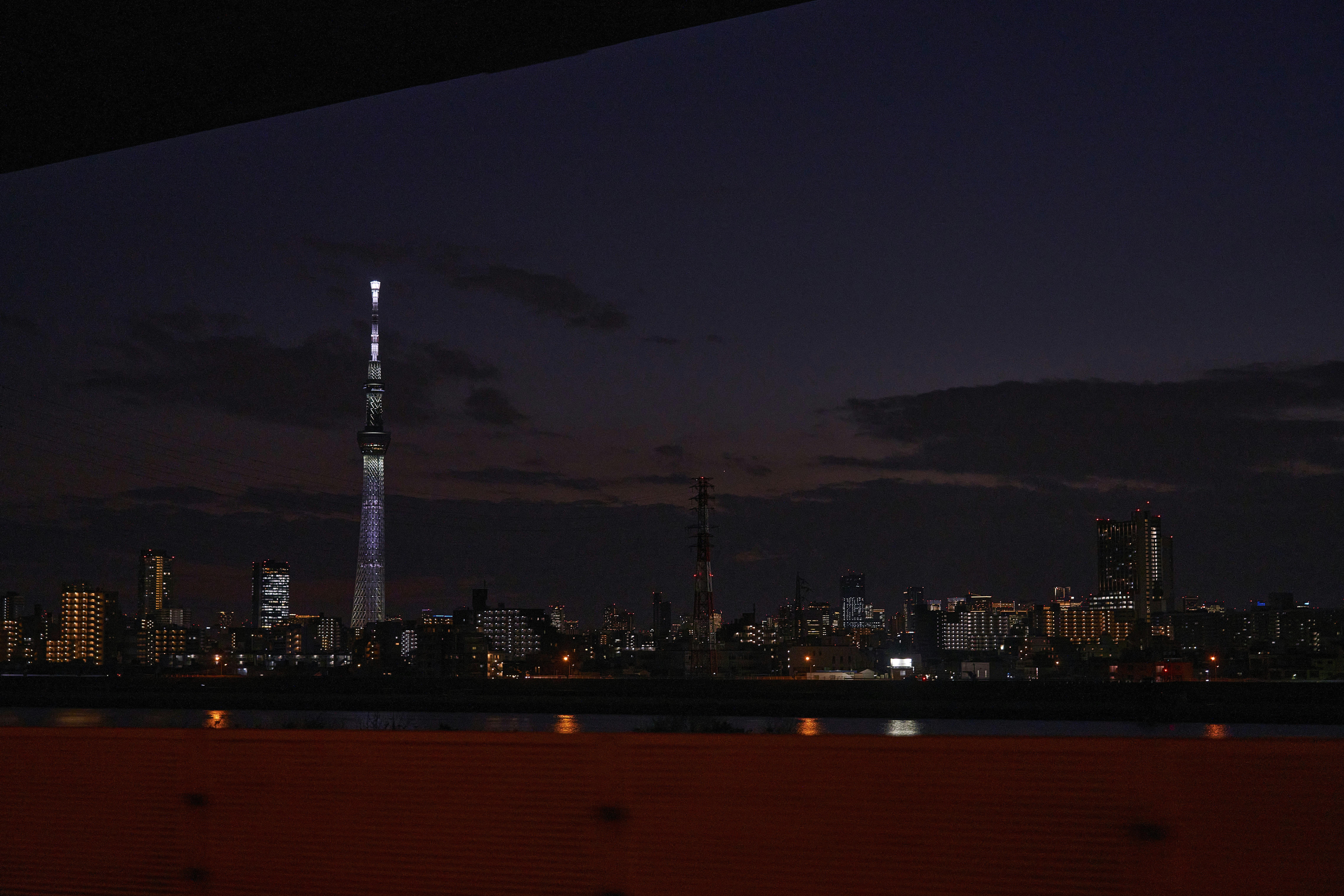 Tokyo Skytree toren vanaf de Sumida-oever bij schemering