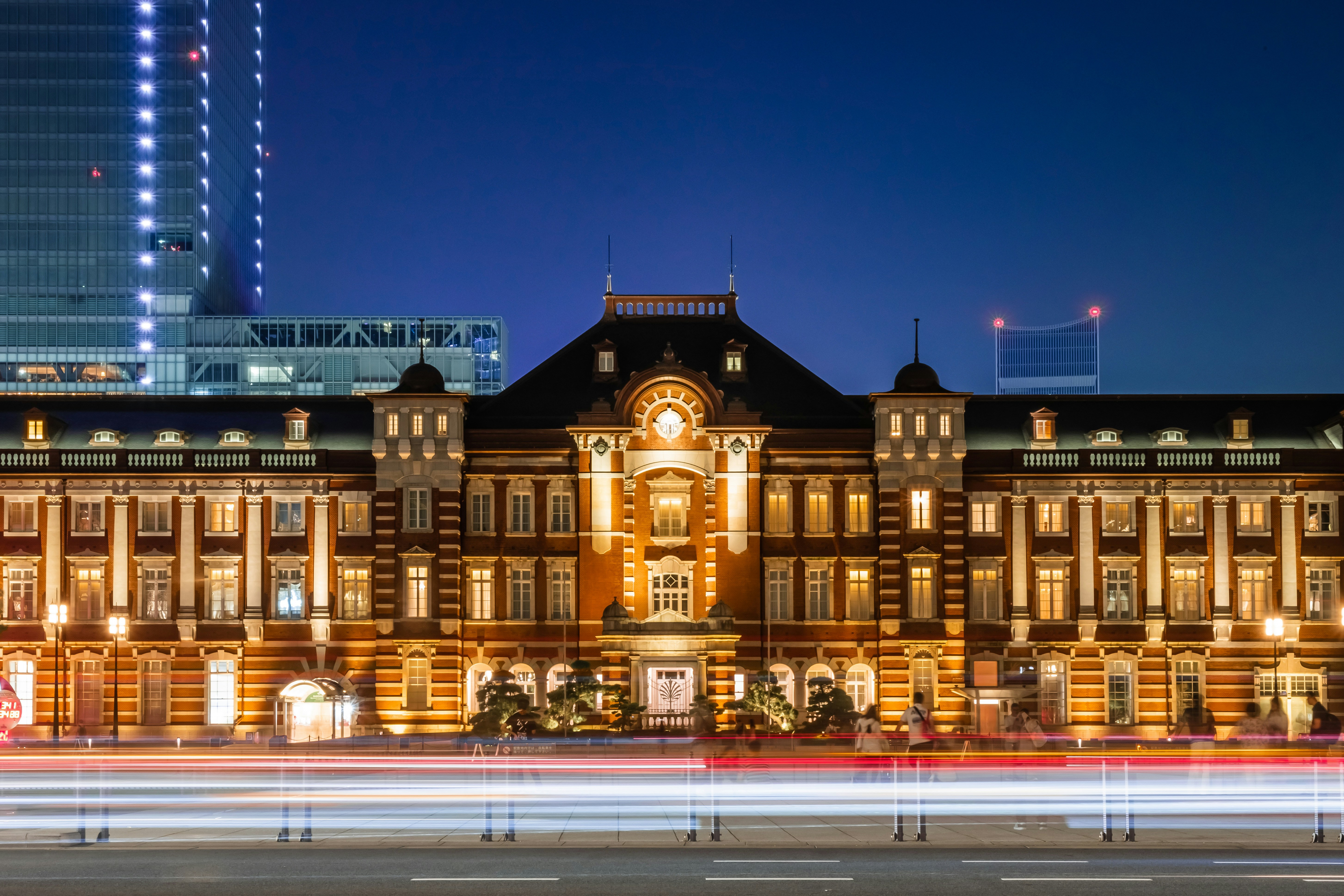 Tokyo Station Marunouchi-gevel verlicht bij schemering