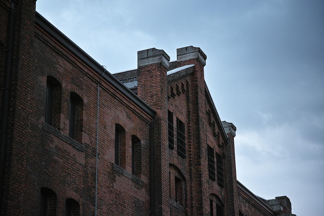 Yokohama Rood Bakstenen Pakhuis bij schemering