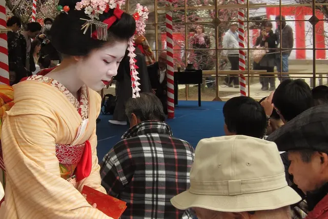 A maiko serving matcha at Kitano Tenmangu during the plum festival