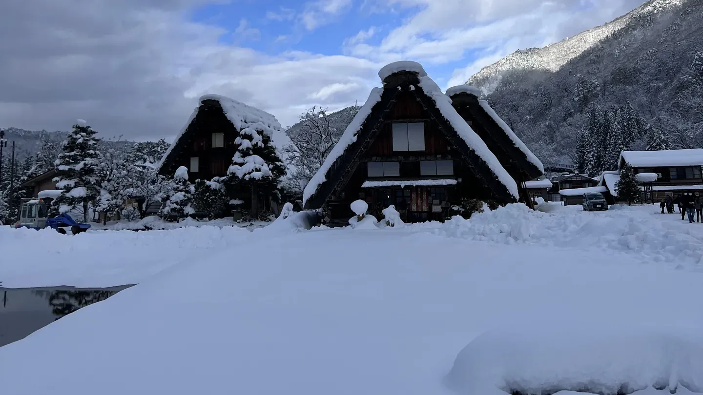 Shirakawa-go in winter: when the snow is actually there