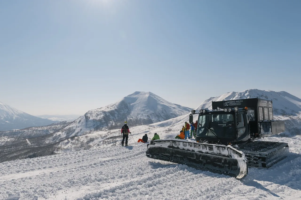 Hanazono Powder Guides & Niseko Weiss Cat