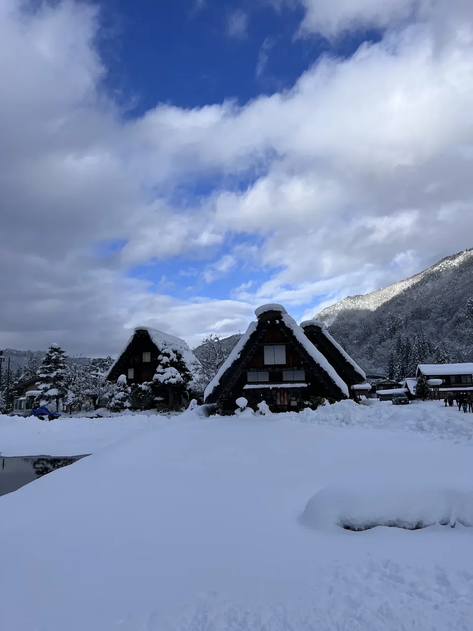 Gassho-zukuri farmhouses under deep snow at Shirakawa-go