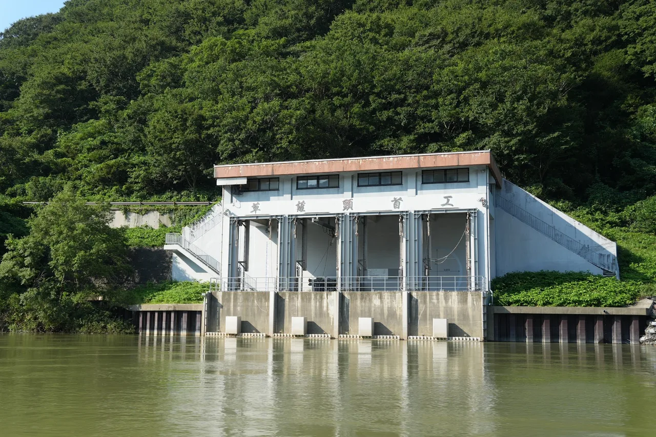 Mogamikyo Basho Line ferry tours in Yamagata